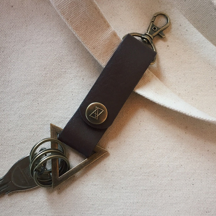 TRIANGLE KEY CHAIN Brown/Gold